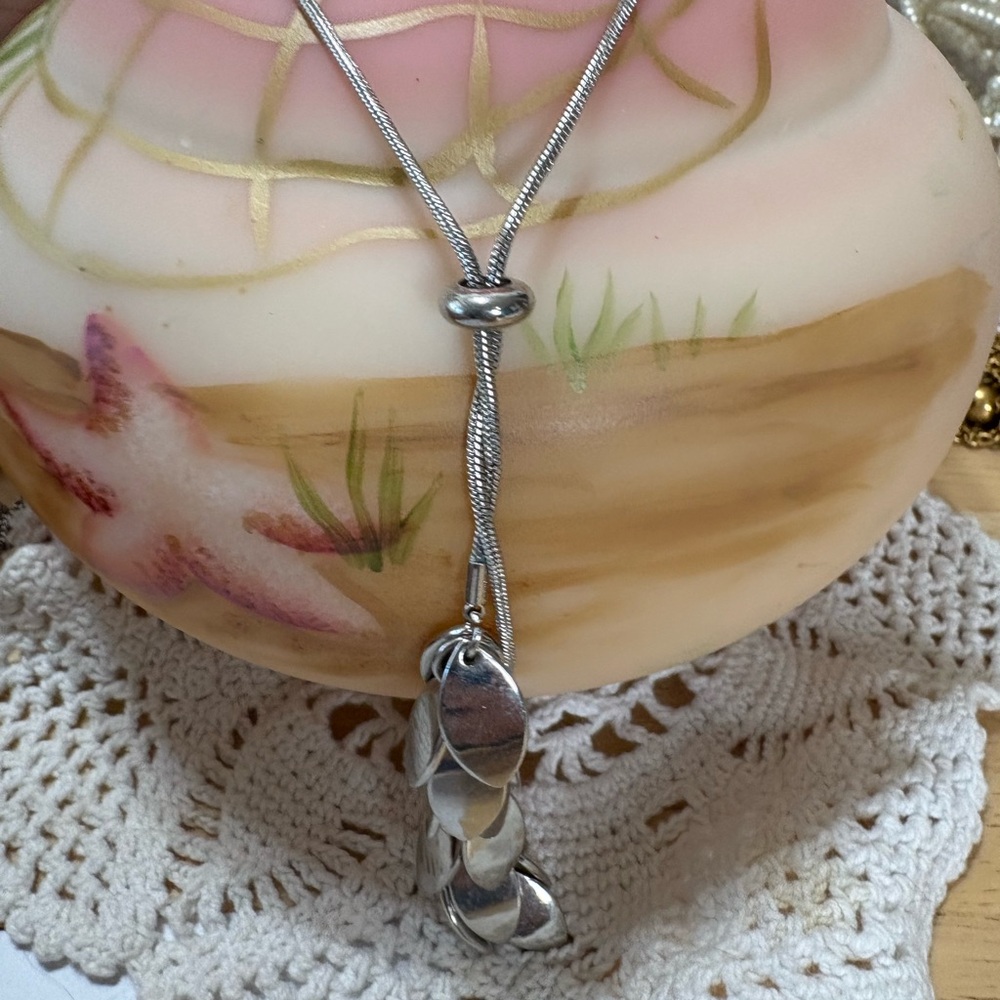 N156 - Silver Tone Leaf Lariat Necklace